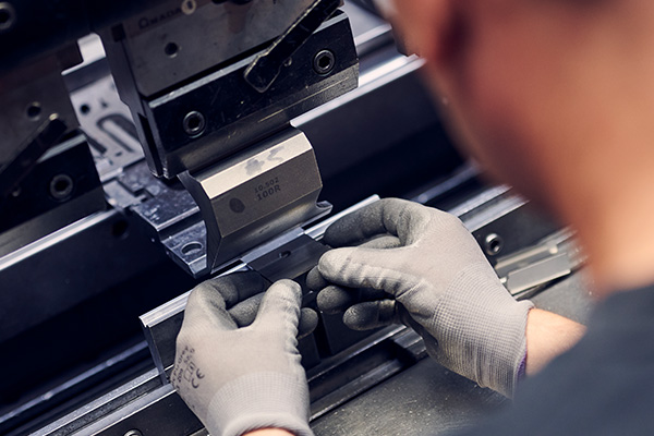 Mitarbeiter an einer CNC Presse